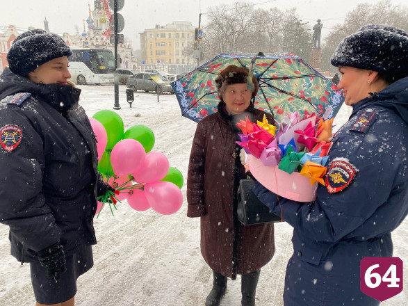 В центре Саратова полицейские дарили женщинам воздушные шары и сладости