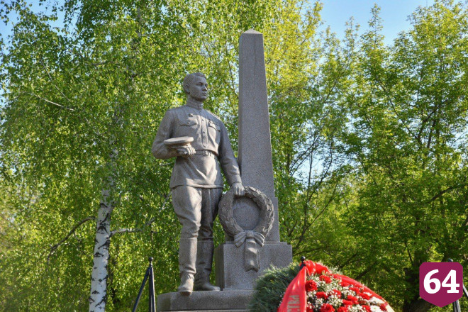 Саратовский губернатор почтил память погибших в Великой Отечественной войне