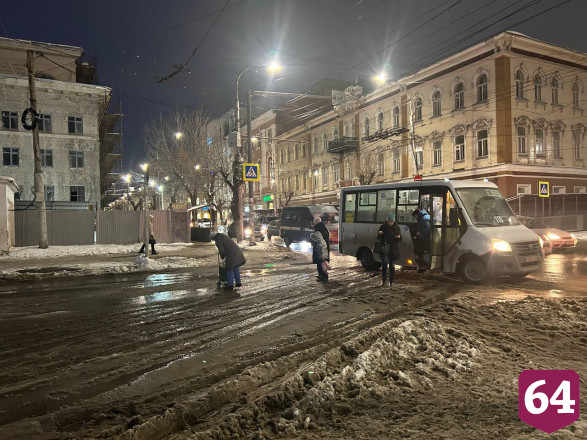 Жители Саратова проводят вечера в очереди на маршрутку