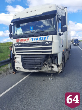 На саратовской трассе иномарка с автоледи протаранила фуру