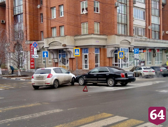  У саратовского правительства столкнулись иномарки  