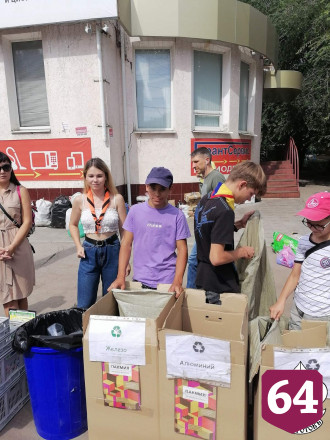 В Саратове одиноким пенсионерам привозят подарки на «Добромобиле»