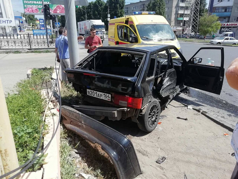 В массовом ДТП в Саратове покалечилась пассажирка легковушки