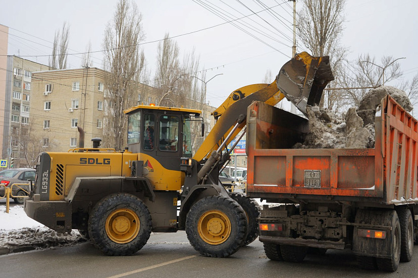 В Саратове вывозят снег с парковочных площадок 