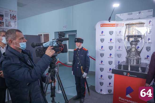 «Ростелеком» подарил саратовцам уникальную фотосессию с главным трофеем чемпионата КХЛ