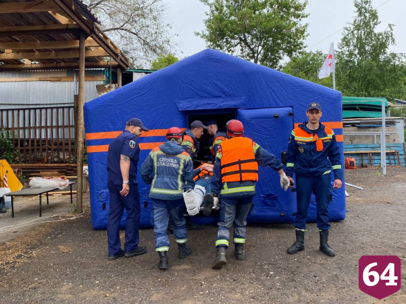 В Саратове спасатели тренировались убирать нефтяные пятна на Волге