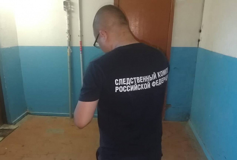 В подъезде нашли мертвого мужчину со ссадинами на лице