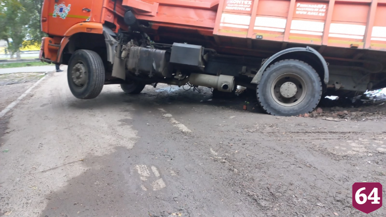 В Саратове грузовик застрял в дорожной яме 