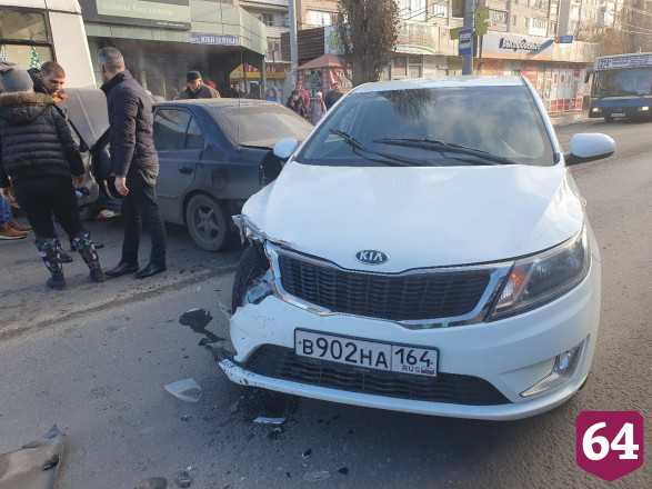 В массовой аварии с троллейбусом пострадала автоледи