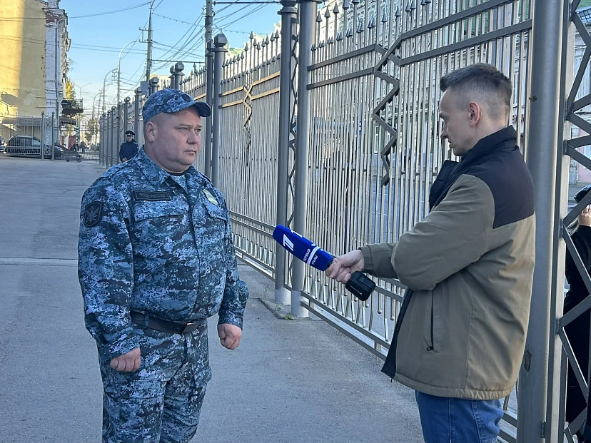 Саратовский пристав отремонтировал шесть машин для бойцов СВО