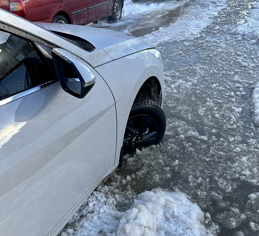 В Саратове автомобили из-за частых прорывов утопают в снежной каше 