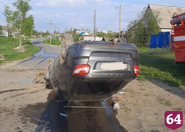 Под Саратовом легковушка врезалась в столб и легла на крышу