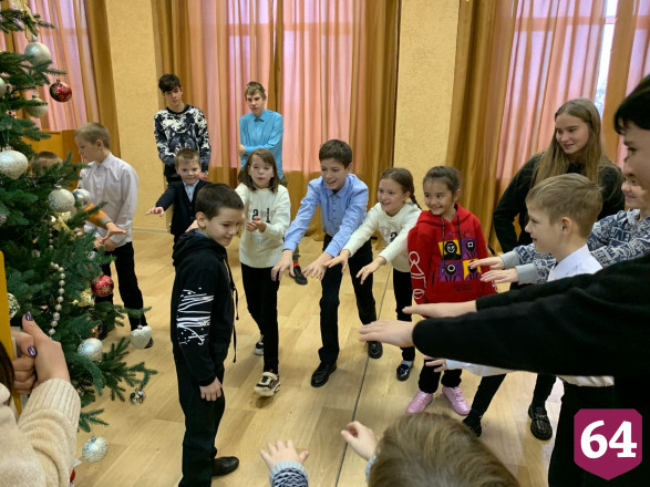 Саратовцы собрали детям подарки по «цепочке добра»