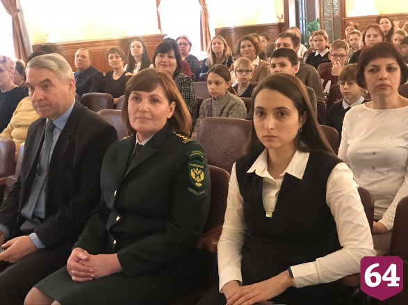 Саратовским призерам экопремии вручили ноутбуки и смарт-часы