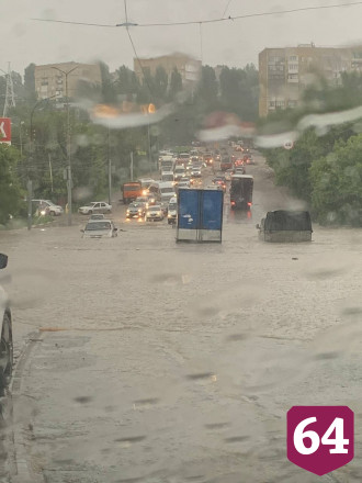 В Саратове автомобили утонули после проливного дождя