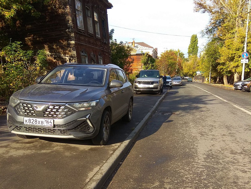Внедорожники массово паркуются на тротуаре в центре Саратова