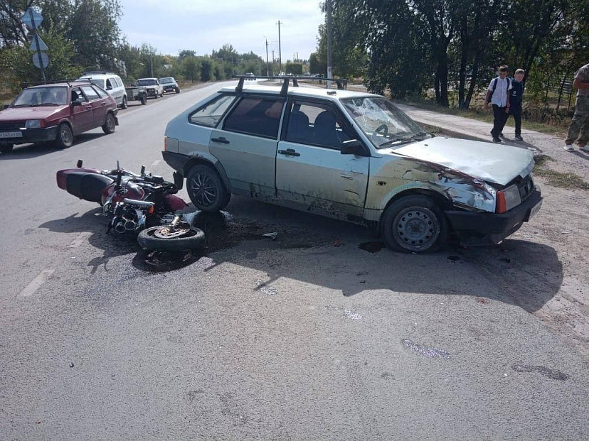 В столкновении с легковушкой покалечился 16-летний байкер