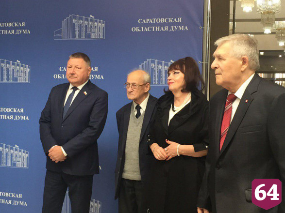 Спикер облдумы на выставке живописи взялся за кисть