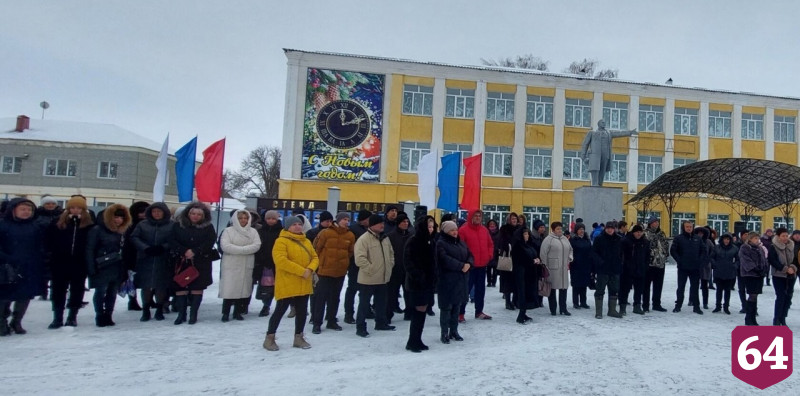 Главная елка саратовского города 32 года росла во дворе жителей