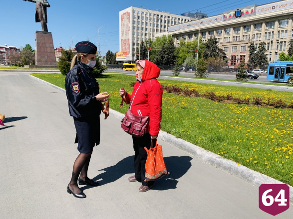 Полицейские призвали саратовцев правильно носить георгиевские ленточки