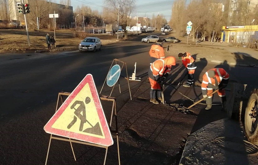 В Саратове и Энгельсе открыли сезон ремонта дорог