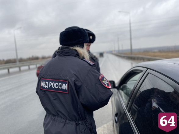 Автоинспекторы Саратова на трассе беседовали с водителями о безопасности