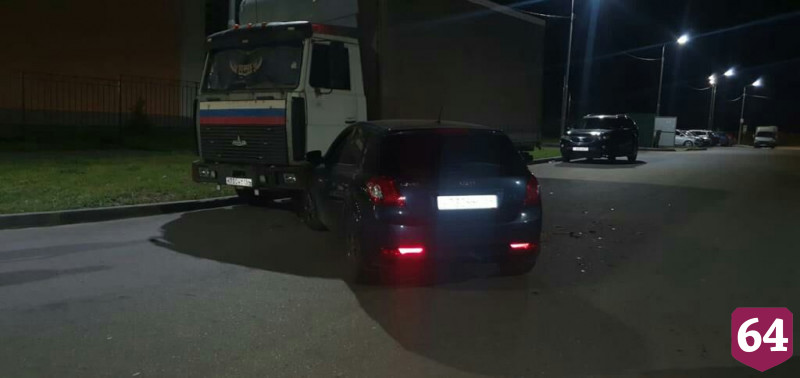 В Саратове иномарку отбросило в грузовик после столкновения с «Приорой»