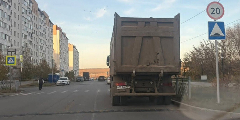 Саратовца возмутил оставленный перед «зеброй» большегруз