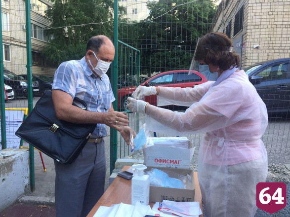 Саратовцы выстраиваются в очереди на голосование по Конституции во дворах