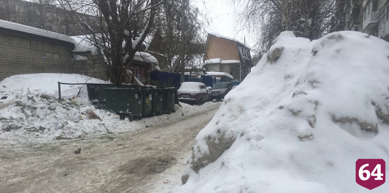 На мусорках Саратова нашли попавшие в ледяной плен контейнеры