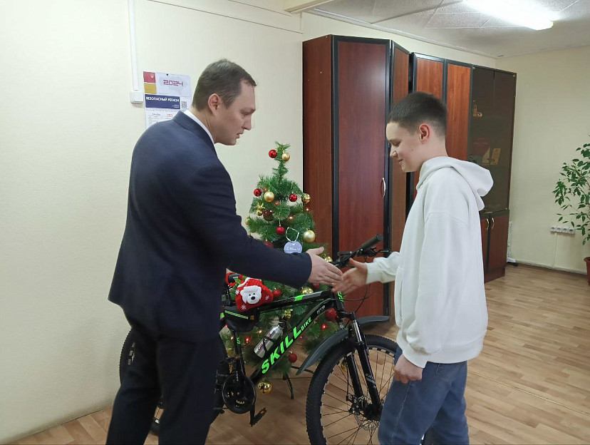 Саратовский чиновник подарил горный велосипед целеустремленному школьнику