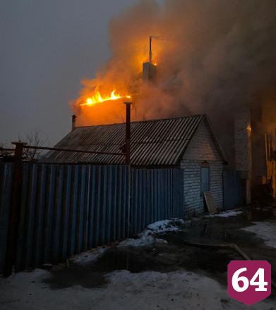 При установке натяжных потолков обрушился и загорелся 2-этажный дом под Саратовом