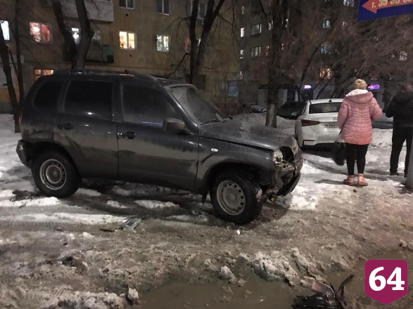 В Саратове водитель иномарки покалечился в ДТП с деревом