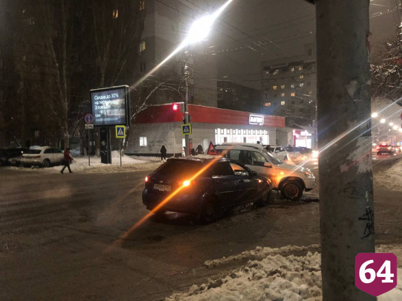 В центре Саратова учебный автомобиль протаранил внедорожник