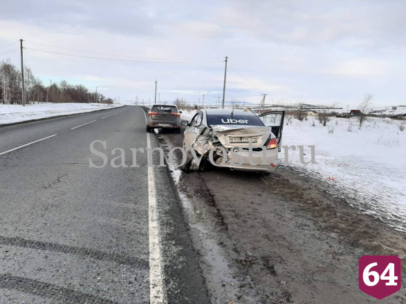 В ДТП с саратовским такси иномарка из Коми вылетела в кювет
