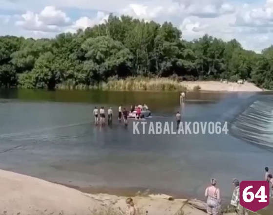Саратовцы на автомобиле переправились через реку с водопадами