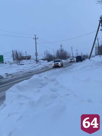 В Саратове дети ходят на секции по дороге из-за нечищеного тротуара