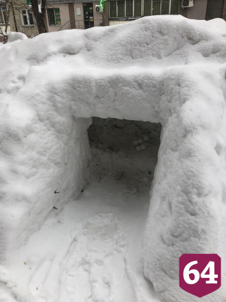 В центре Саратова построили шалаш из снега