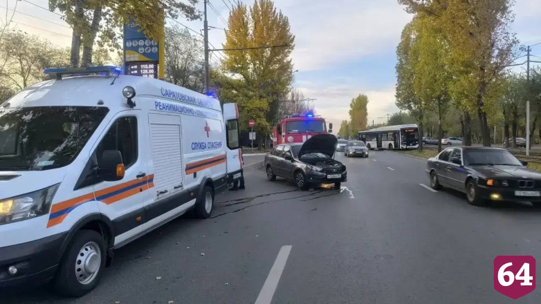 Два человека пострадали в столкновении автобуса с «Ладой» в Саратове