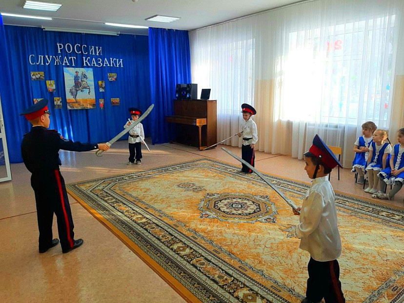 Потомков саратовских казаков учат владеть шашкой