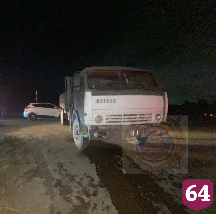 В Саратове два «Хендая» врезались в грузовик