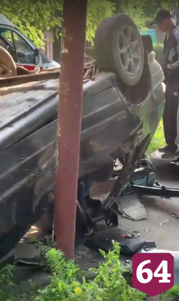 В Энгельсе мужчина перевернул легковушку на крышу
