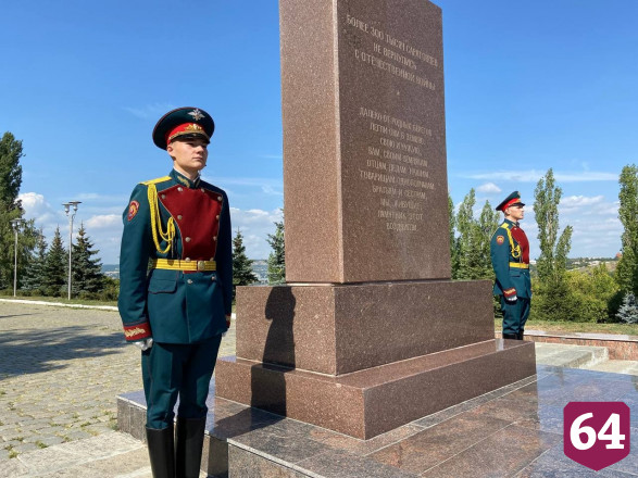 Губернатор считает триколор символом могущества и нерушимости России