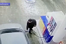 Мужчина украл кошелек на АЗС и попал на камеры