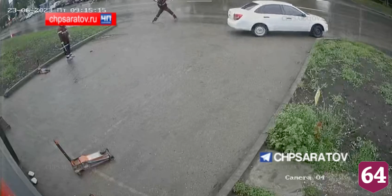 В Саратове водитель не оплатил услуги и сбил рабочего шиномонтажа