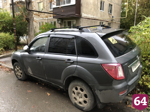 В Саратове автохам на внедорожнике каждый день «притворяется цветочком»