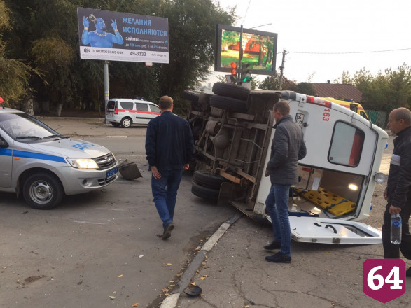 В Саратове «скорая помощь» перевернулась после ДТП 
