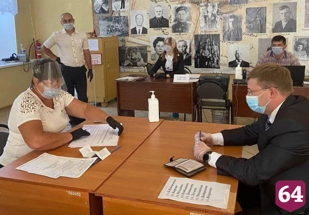 Главы районов Саратовской области оценили работу участков для голосования 