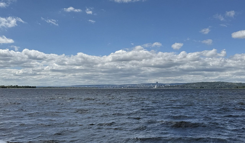 На пляже под мостом «Саратов-Энгельс» нашли труп молодого мужчины