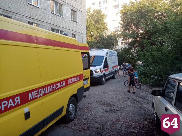 Житель Саратова рухнул с балкона 3-го этажа